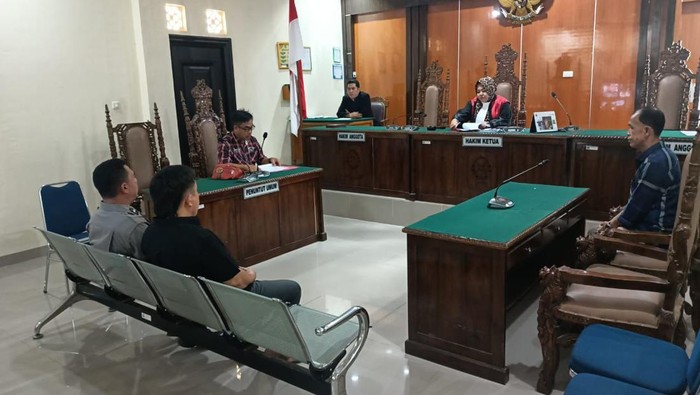 Terdakwa Amir Hamzah divonis hukuman denda Rp 1 juta, karena menggelar pesta hajatan hingga larut malam dengan memutar musik remix. Pesta tersebut digelar di Kecamatan Muara Beliti, Musi Rawas (Mura).