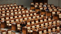 Tampak banyak kursi kosong di rapat yang akan pengesahan Rancangan Undang-Undang tentang Perubahan Keempat atas Undang-Undang Nomor 1 Tahun 2015 tentang Penetapan Peraturan Pemerintah Pengganti Undang-Undang Nomor 1 Tahun 2014 tentang Pemilihan Gubernur, Bupati, dan Walikota atau revisi UU Pilkada menjadi Undang-Undang.