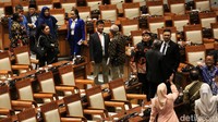 Rapat paripurna ini hanya dihadiri oleh 89 anggota dewan.
