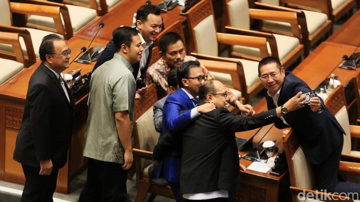 DPR RI menunda rapat paripurna pengesahan Rancangan Undang-Undang tentang Perubahan Keempat atas Undang-Undang Nomor 1 Tahun 2015 tentang Penetapan Peraturan Pemerintah Pengganti Undang-Undang Nomor 1 Tahun 2014 tentang Pemilihan Gubernur, Bupati, dan Walikota atau revisi UU Pilkada menjadi Undang-Undang hari ini. Penundaan dilakukan karena kuota forum tak kunjung tercapai, Kamis (22/8/2024).