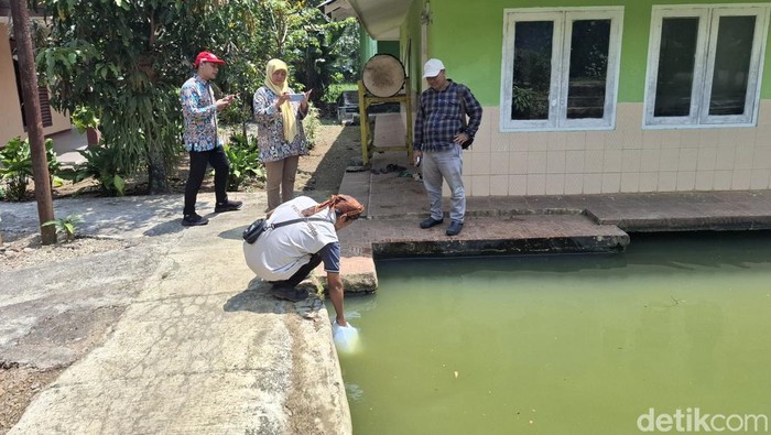 Tim KemenPUPR saat melakukan pengecekan lokasi krisis air bersih di Sukabumi