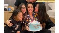 Ini adalah momen ketika Tora Sudiro kompak bersama anak-anaknya memberi kejutan ulang tahun untuk sang istri Mieke Amalia. Foto: Instagram @t_orasudi_ro