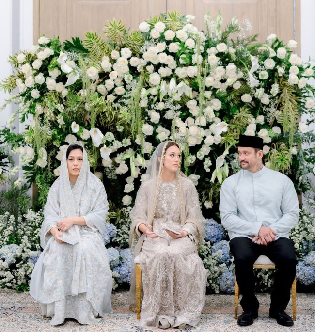 Tora dan mantan istrinya, Anggraini Kadiman, juga terlihat kompak mengenakan busana senada berwarna abu-abu kehijauan. Sementara Nabila mengenakan busana berwarna coklat muda. Foto: Instagram/@t_orasudi_ro