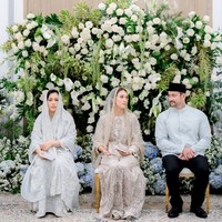 Tora dan mantan istrinya, Anggraini Kadiman, juga terlihat kompak mengenakan busana senada berwarna abu-abu kehijauan. Sementara Nabila mengenakan busana berwarna coklat muda. Foto: Instagram/@t_orasudi_ro