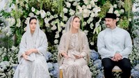 Pemain film Kang Mak ini mengaku terharu ketika anaknya menikah. Ia bahkan mengingat kembali momen-momen terdahulu dengan anaknya. Foto: Instagram/@t_orasudi_ro
