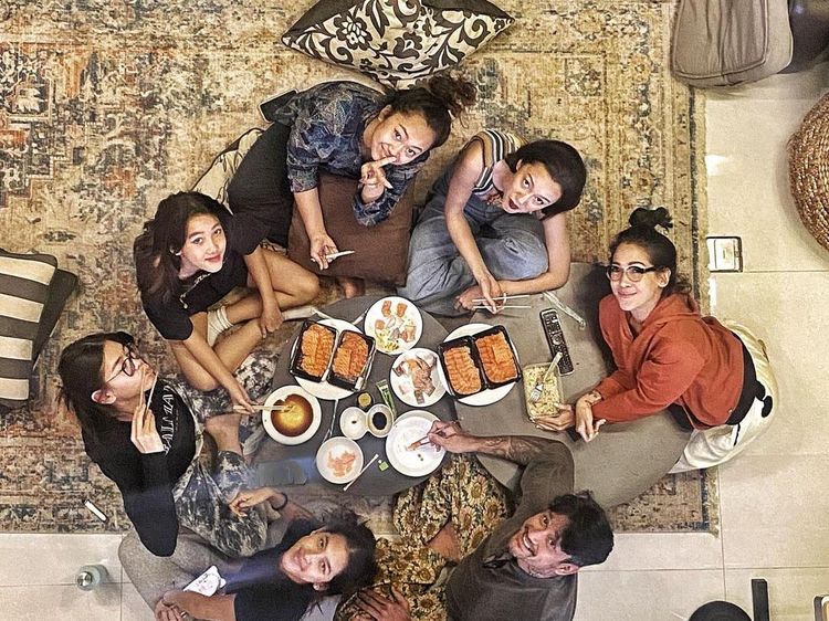 Kompaknya Tora Sudiro dan Keluarga Saat Makan Bersama