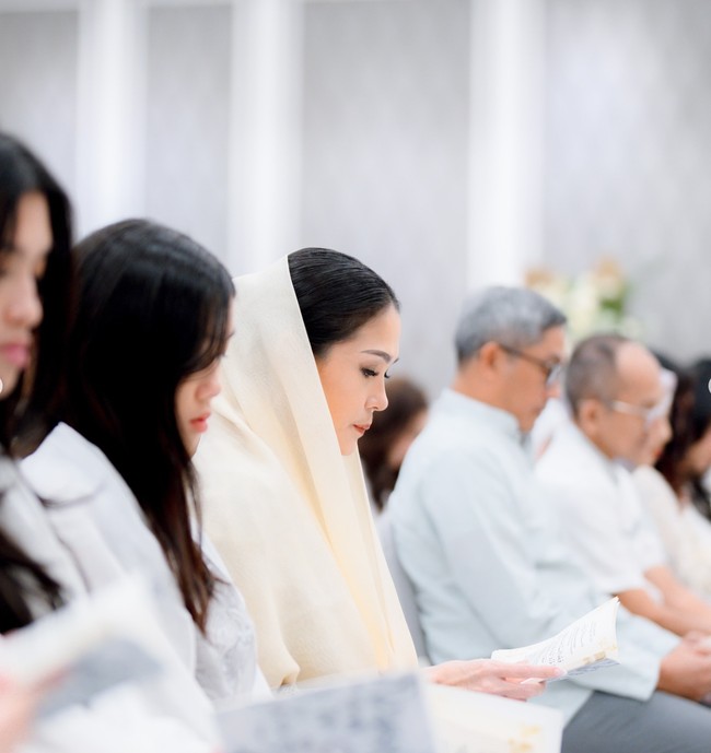 Istri Tora Sudiro, Mieke Amalia, juga terlihat hadir di acara pengajian tersebut. Mieke tampak mengenakan kerudung berwarna krem. Foto: Instagram/@t_orasudi_ro