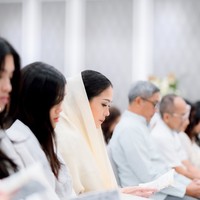 Istri Tora Sudiro, Mieke Amalia, juga terlihat hadir di acara pengajian tersebut. Mieke tampak mengenakan kerudung berwarna krem. Foto: Instagram/@t_orasudi_ro