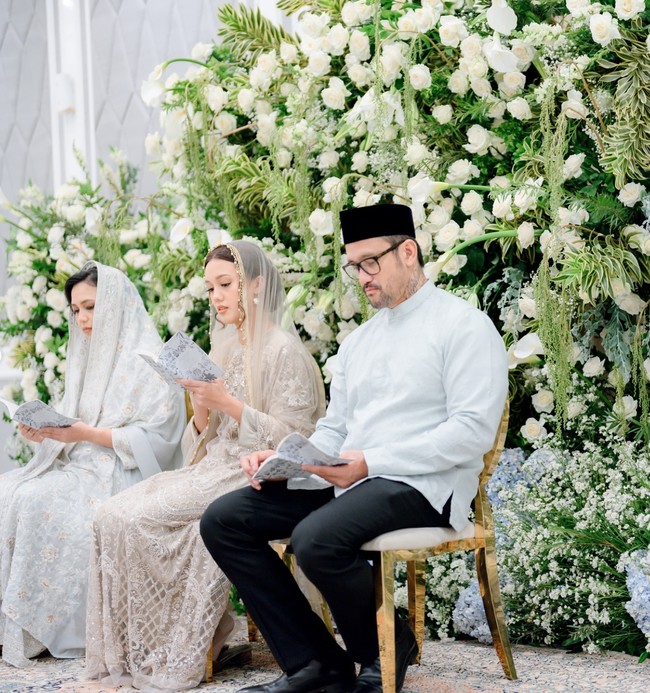 Bertabur bunga mawar berwarna putih, dekorasi di acara pengajian Nabila terlihat simpel namun tetap elegan. Acara pengajian pun berlangsung dengan khusyuk. Foto: Instagram/@t_orasudi_ro