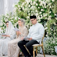 Bertabur bunga mawar berwarna putih, dekorasi di acara pengajian Nabila terlihat simpel namun tetap elegan. Acara pengajian pun berlangsung dengan khusyuk. Foto: Instagram/@t_orasudi_ro