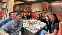 Apalagi ia kerap membagikan momen kulineran bersama keluarga kecilnya. Seperti yang tamak pada momen menikmati shabu-shabu ini. Foto: Instagram @t_orasudi_ro