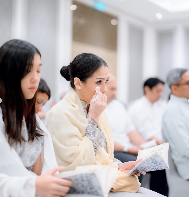Ikut terharu, ibu sambung Nabila, Mieke Amalia juga terlihat meneteskan air mata di acara pengajian putrinya tersebut. Dalam foto terlihat Mieke yang sedang menyeka air mata yang jatuh di pipinya dengan tissue. Foto: Instagram/@t_orasudi_ro