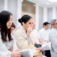 Ikut terharu, ibu sambung Nabila, Mieke Amalia juga terlihat meneteskan air mata di acara pengajian putrinya tersebut. Dalam foto terlihat Mieke yang sedang menyeka air mata yang jatuh di pipinya dengan tissue. Foto: Instagram/@t_orasudi_ro
