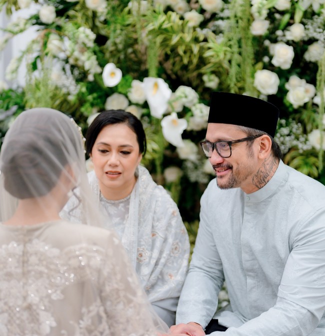 Tora Sudiro pun ikut menangis terharu di acara pengajian putri sulungnya itu. Saat sesi sungkeman, Tora menangis sampai ditenangkan oleh mantan istrinya. Foto: Instagram/@t_orasudi_ro