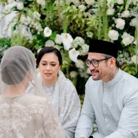 Tora Sudiro pun ikut menangis terharu di acara pengajian putri sulungnya itu. Saat sesi sungkeman, Tora menangis sampai ditenangkan oleh mantan istrinya. Foto: Instagram/@t_orasudi_ro