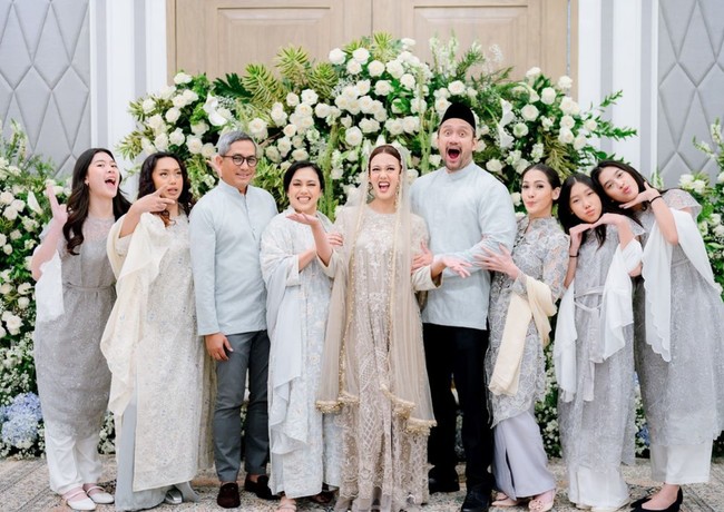 Anak-anak Mieke Amalia juga turut hadir dan memberikan restu untuk kakak sambungnya. Ekspresi bahagia pun jelas terlihat di wajah Nabila dan anggota keluarganya. Foto: Instagram/@t_orasudi_ro