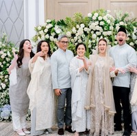 Anak-anak Mieke Amalia juga turut hadir dan memberikan restu untuk kakak sambungnya. Ekspresi bahagia pun jelas terlihat di wajah Nabila dan anggota keluarganya. Foto: Instagram/@t_orasudi_ro