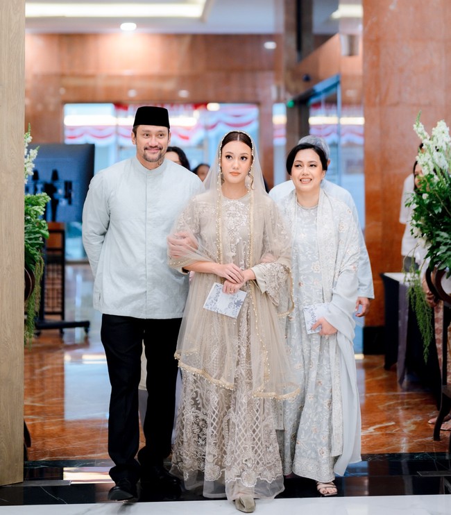 Tora Sudiro tampak mengantarkan putri pertamanya, Azzahra Nabila di acara pengajian jelang pernikahan. Tak sendirian, mantan istri Tora yang merupakan ibu dari Nabila juga turut mengantar putrinya masuk ke ruang acara pengajian jelang pernikahan tersebut. Foto: Instagram/@t_orasudi_ro