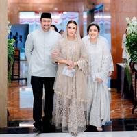 Tora Sudiro tampak mengantarkan putri pertamanya, Azzahra Nabila di acara pengajian jelang pernikahan. Tak sendirian, mantan istri Tora yang merupakan ibu dari Nabila juga turut mengantar putrinya masuk ke ruang acara pengajian jelang pernikahan tersebut. Foto: Instagram/@t_orasudi_ro