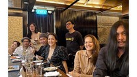 Tora Sudiro dan Mieke Amalia pun kerap kulineran bareng dengan teman-teman mereka. Begini keseruannya saat makan di restoran Jepang. Foto: Instagram @t_orasudi_ro