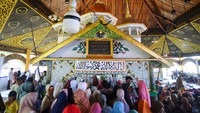 Tradisi ini diikuti oleh jemaah Syatariah di Padang Pariaman.  