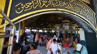 Sejumlah peziarah mengantre masuk ke dalam area makam Syekh Burhanuddin saat tradisi Basapa di Ulakan, Padang Pariaman, Sumatera Barat, Rabu (21/8/2024).