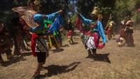 Warga juga menampilkan kesenian Tari Campur Bawur saat kirab tradisi Merti Tuk Babon.