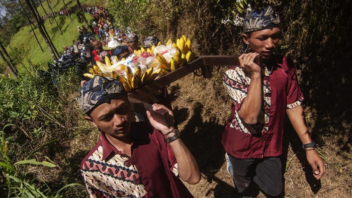 Warga menampilkan kesenian Tari Campur Bawur saat kirab Tradisi Merti Tuk Babon di lereng Gunung Merbabu, Selo, Boyolali, Jawa Tengah, Rabu (21/8/2024). Tradisi yang dilakukan oleh warga setempat itu sebagai wujud syukur atas kelimpahan sumber air untuk kebutuhan hidup warga serta untuk mengajak masyarakat menjaga kelestarian alam lingkungan sumber air Tuk Babon melalui pendekatan budaya. ANTARA FOTO/Aloysius Jarot Nugroho/aww.