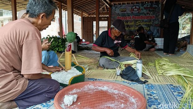 Warga bergotong royong membuat boneka bekakak di Dusung Karangnongko, Gamping Kidul, Ambarketawang, Gamping, Sleman, Kamis (23/8/2024).
