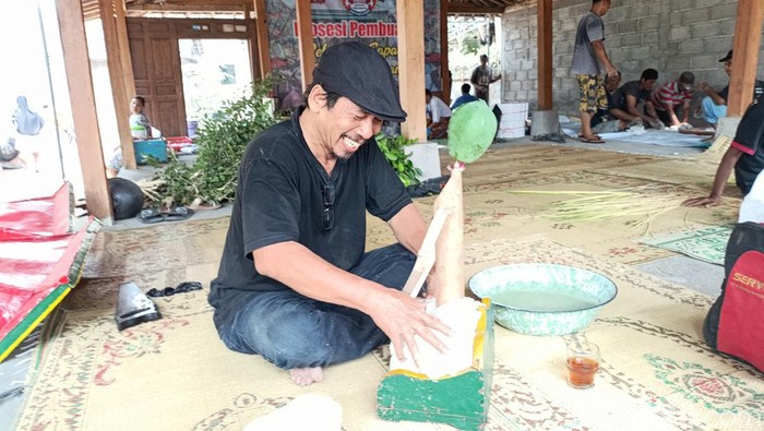 Warga bergotong royong membuat boneka bekakak di Dusung Karangnongko, Gamping Kidul, Ambarketawang, Gamping, Sleman, Kamis (23/8/2024).