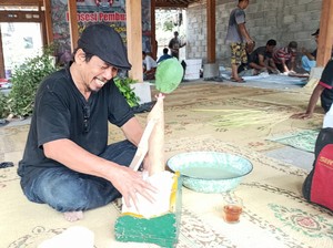 Melihat Pembuatan Boneka untuk Saparan Bekakak di Ambarketawang Sleman