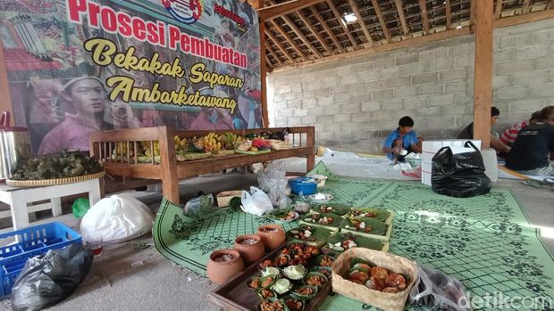 Warga bergotong royong membuat boneka bekakak di Dusung Karangnongko, Gamping Kidul, Ambarketawang, Gamping, Sleman, Kamis (23/8/2024).