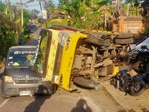 Tak Kuat Nanjak, Truk Muatan Kayu Terguling Timpa Pikap-3 Motor di Gianyar