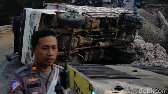 Truk terbalik di Jalur Kappang.