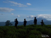 Glamping di Bukit Cendana-Trail ke Puncak Naga