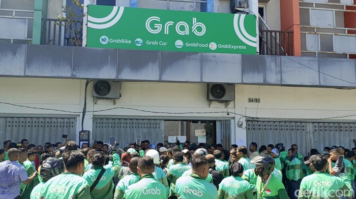 Unjuk rasa ratusan driver Grab di Kupang, NTT, Kamis (22/8/2024).