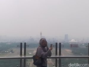 Menyaksikan Monas dari Lantai 24 Perpustakaan Nasional RI