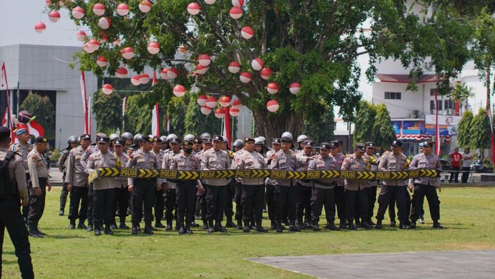 Wakapolresta Solo AKBP Catur Cahyono saat memimpin apel personel gabungan jelang demo di depan Balai Kota Solo, Kamis (22/8/2024).