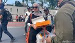 Wanda Hamidah dan Anak Bagi-bagi Donat kepada Para Demonstran