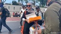 Wanda Hamidah membagikan donat untuk para demonstran di jalan menuju Gedung DPR RI, Kamis (22/8/2024). Foto: Pingkan/detikHOT