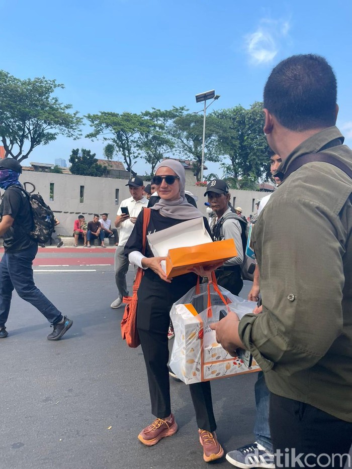Wanda Hamidah Wanda Hamidah bagi-bagi donat kepada demonstran.