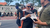 Politisi yang baru saja mengumumkan keluar dari Golkar itu, membaur dengan para demonstran menenteng beberapa kotak donat. Foto: Pingkan/detikHOT