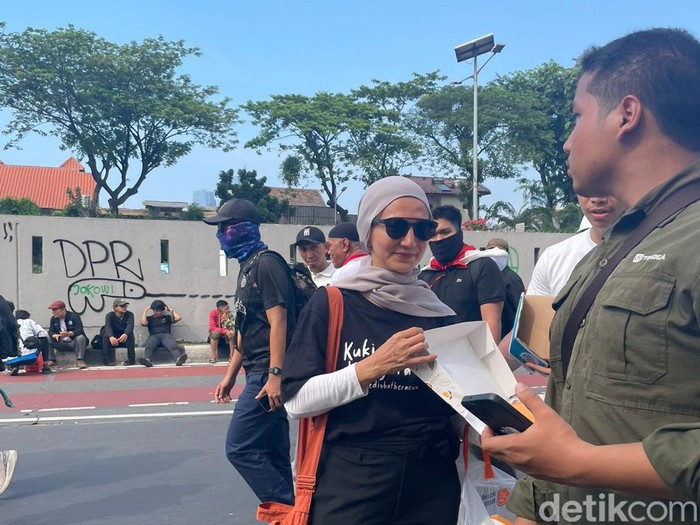 Wanda Hamidah Wanda Hamidah bagi-bagi donat kepada demonstran.