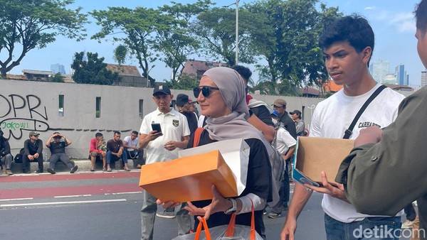 Wanda Hamidah dan Anak Bagi-bagi Donat kepada Para Demonstran