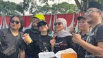 Wanda Hamidah dan Anak Bagi-bagi Donat kepada Para Demonstran