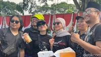 Wanda Hamidah dan dua anaknya sudah sejak pagi bergabung dengan massa dalam aksi menolak Revisi UU Pilkada. Foto: Pingkan/detikHOT