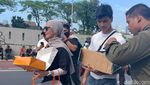 Wanda Hamidah dan Anak Bagi-bagi Donat kepada Para Demonstran