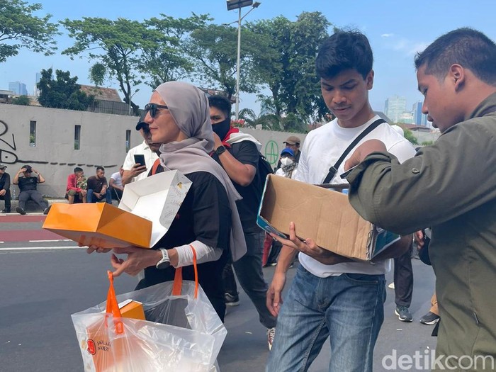 Wanda Hamidah bagi-bagi donat kepada demonstran.