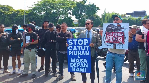 Warga sipil juga ikutan demo di depan Gedung DPR, Jakarta pada Kamis (22/8/2024). (CNBC Indonesia/Martyasari Rizky)