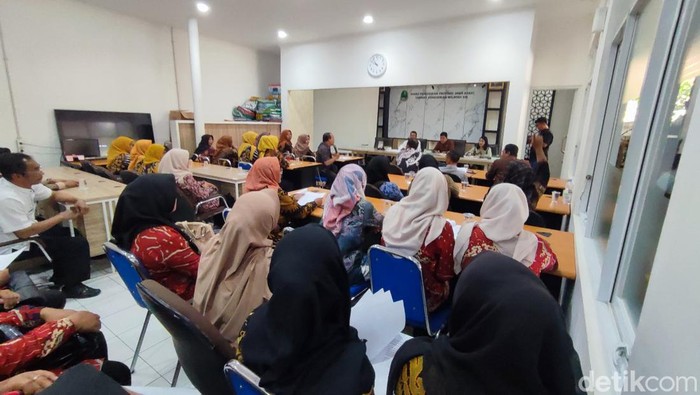 Warga Tambaksari mendatangi KCD Disdik Jabar tagih izin pendirian SMKN di Tambaksari